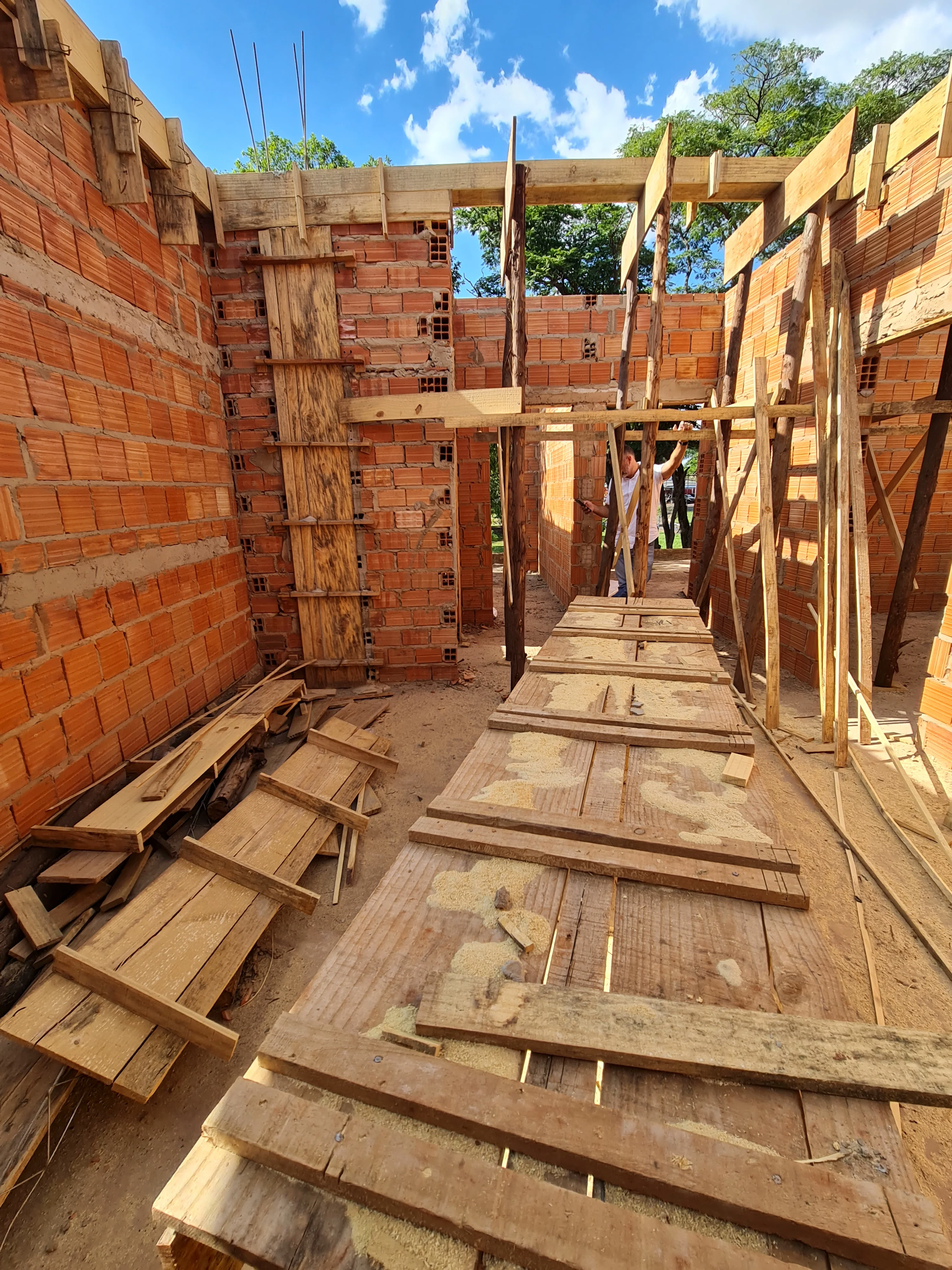 Obra em andamento · canteiro organizado